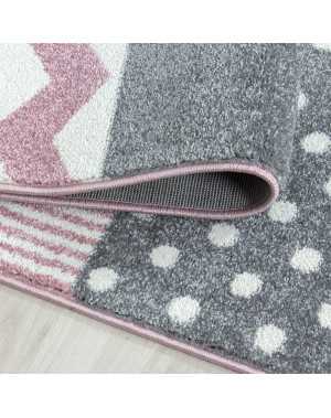 Geruit vloerkleed voor de kinderkamer met wolken- en sterrenpatroon, grijs, roze en wit.