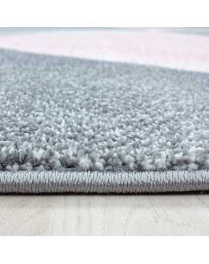 Modern design vloerkleed met geometrische patronen, kortpolig, grijs, roze en wit gespikkeld.