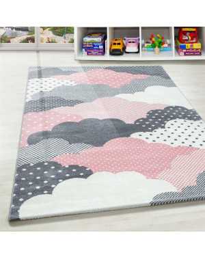 Kinderkleed voor de babykamer met wolkenpatroon in roze, grijs en wit.