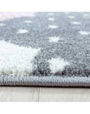 Kinderkleed voor de babykamer met wolkenpatroon in roze, grijs en wit.