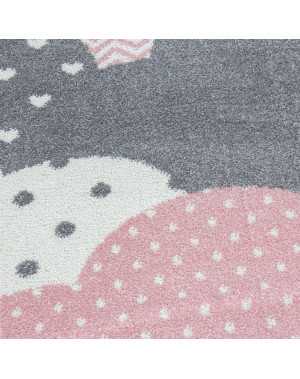 Kinderkleed voor de babykamer met wolkenpatroon in roze, grijs en wit.