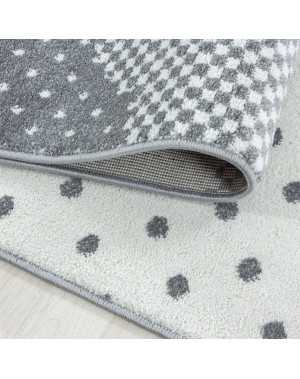 Kinderkleed voor de babykamer met wolkenpatroon in roze, grijs en wit.