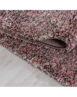 Hoogwaardig, pluizig woonkamerkleed in roze, taupe, beige en crème met een gespikkeld patroon.