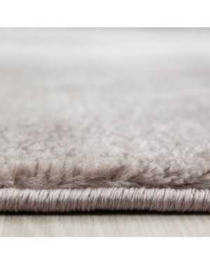 Modern woonkamerkleed met golfpatroon, houttinten, bruin, beige en crème.