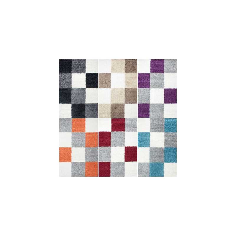 Een hoogpolig vloerkleed met een ruitpatroon, verkrijgbaar in verschillende kleuren en maten.