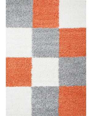 Een hoogpolig vloerkleed met een ruitpatroon, verkrijgbaar in verschillende kleuren en maten.