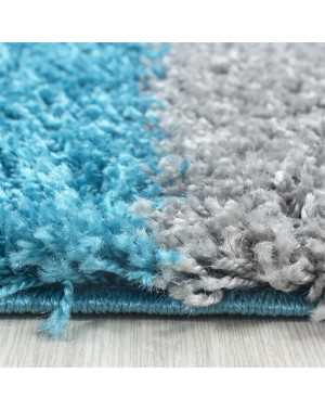 Een hoogpolig vloerkleed met een ruitpatroon, verkrijgbaar in verschillende kleuren en maten.