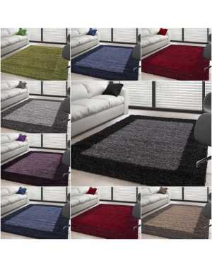 Hoogpolig vloerkleed met designrand, verkrijgbaar in verschillende kleuren en maten.