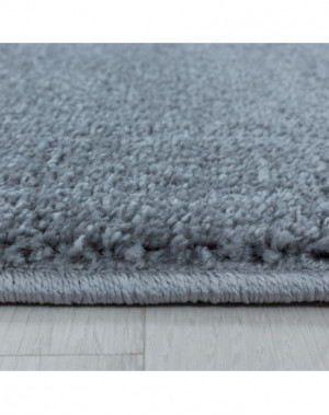 Monochroom laagpolig woonkamerkleed, zachte pool, zilverkleurig