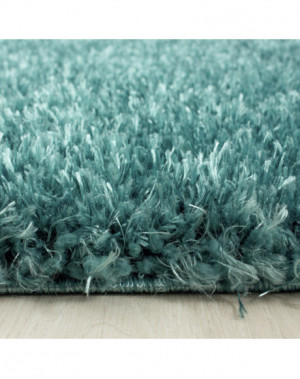 Modern, zacht, hoogpolig vloerkleed met een poolhoogte van 50 mm in aquablauw.