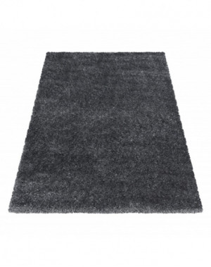 Modern, zacht, hoogpolig vloerkleed met een poolhoogte van 50 mm in grijs.
