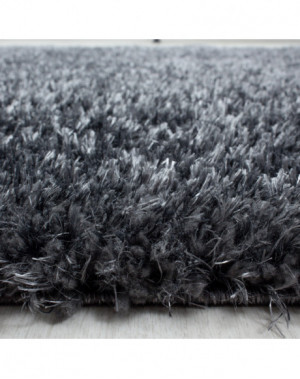 Modern, zacht, hoogpolig vloerkleed met een poolhoogte van 50 mm in grijs.