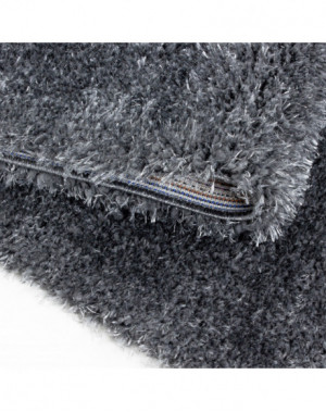 Modern, zacht, hoogpolig vloerkleed met een poolhoogte van 50 mm in grijs.