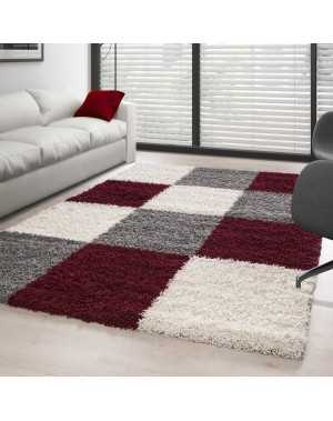 Hoogpolig vloerkleed met ruitpatroon, rood-wit-grijs.