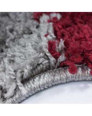 Hoogpolig vloerkleed met ruitpatroon, rood-wit-grijs.