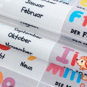 Kinderkleed met korte pool en patroon van letters, cijfers en seizoenen - Grijs